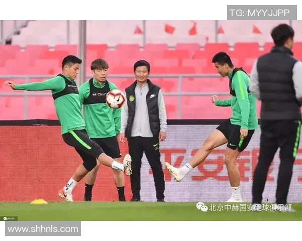 上海篮球队在精英赛中以73分稳居积分榜首位，展现强劲实力